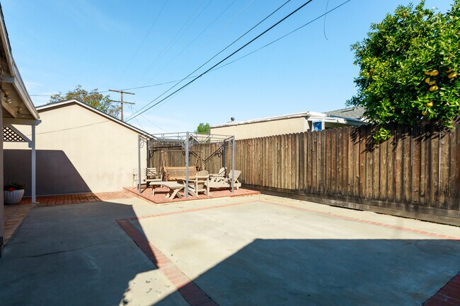 Foto del edificio - 13921 Hesby St