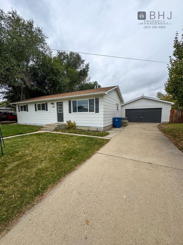 Foto principal - Pet Friendly 2 bed/ 2 bath single family h...