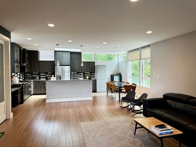 Building Photo - Wonderful West Seattle Home