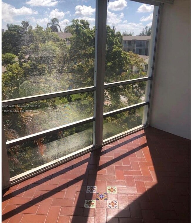 Foto del edificio - 700 Layne Blvd