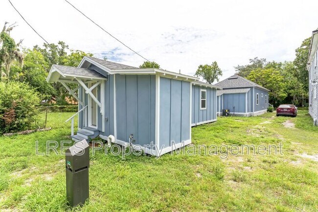 Building Photo - 710 Cypress Ave