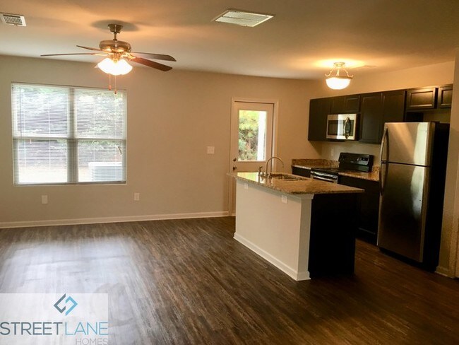 Building Photo - Newly Built Town Home!
