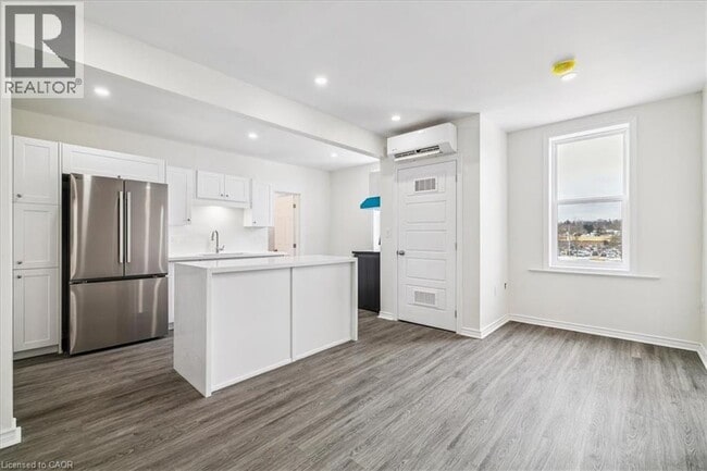 Building Photo - 68 Peel St