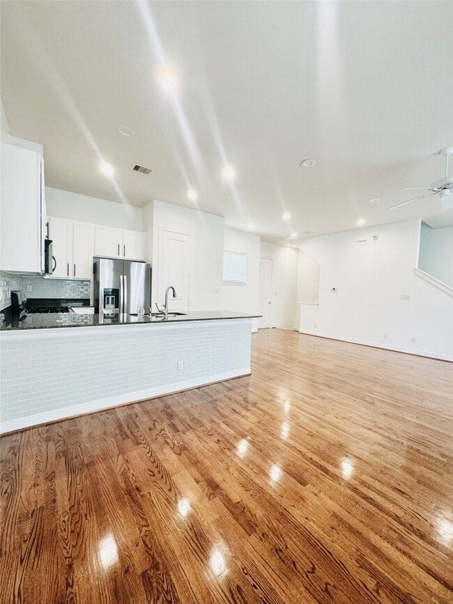 Building Photo - 3846 Center St