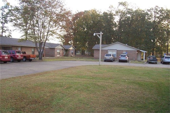 Building Photo - 303 E Ave