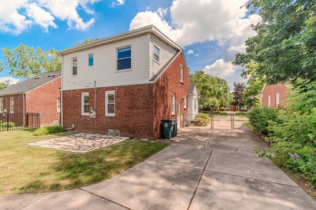 Foto del edificio - Stunning 4-Bedroom, 2-Bath Home with Moder...