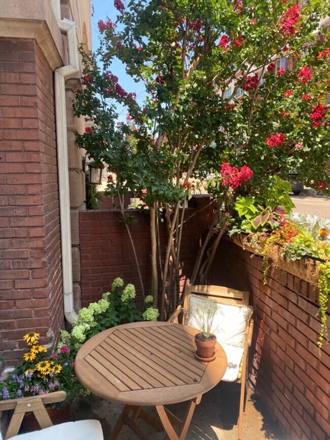 Foto del edificio - Desirable Nettleton rare vacancy 2 Bd  2.5 baths, 2 parking space are included one in covered  ga...