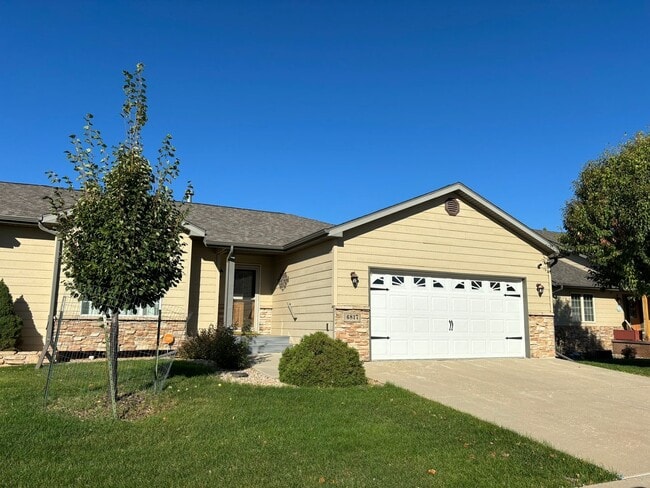 Building Photo - 3 BED | 3 BATH | TOWNHOME | DOUBLE GARAGE | WEST