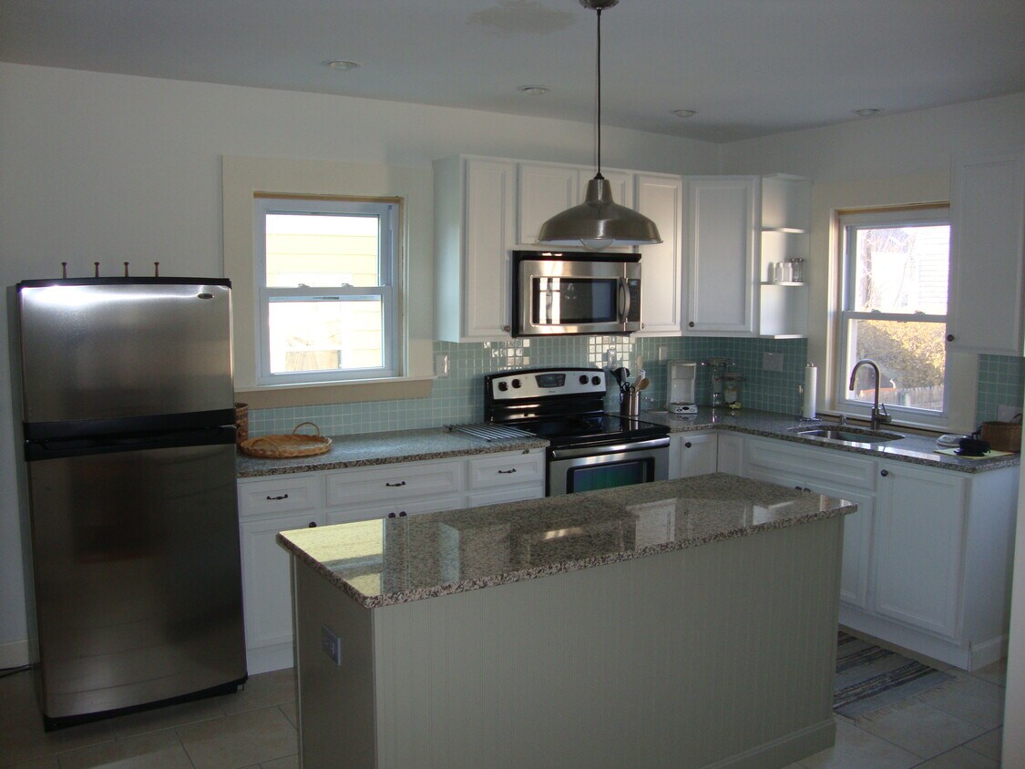 Primary Photo - 20 Narragansett Ave