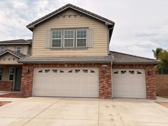 Building Photo - Beautiful 5-Bed, 4-Bath Home with Fireplac...