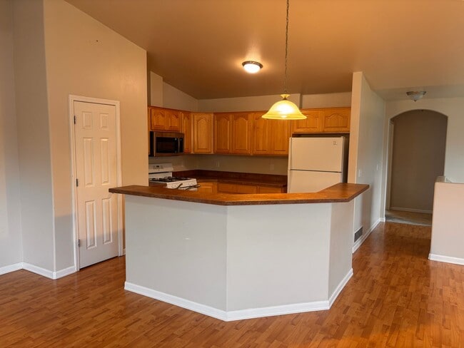 Building Photo - Wonderful East Anchorage 3 Bed Townhome!