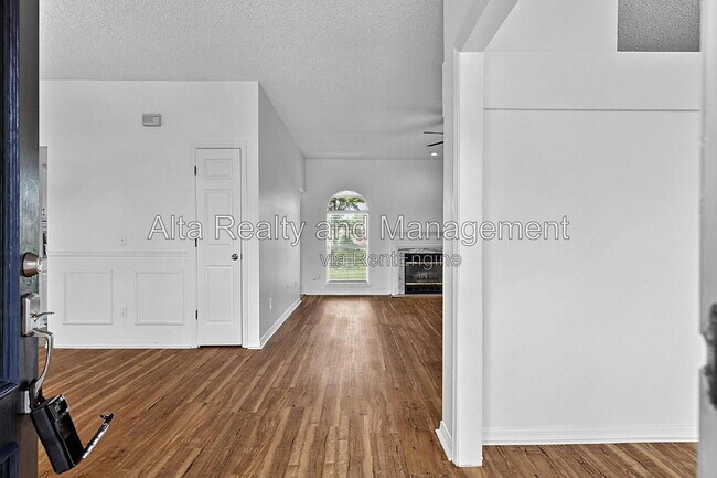 Building Photo - 8426 Country Bend Cir W