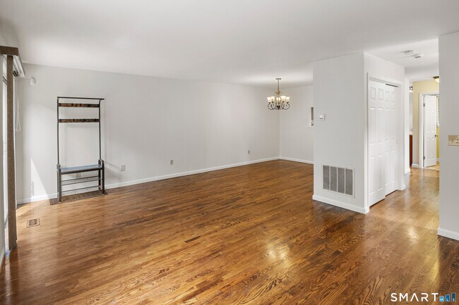Foto del edificio - 28 Rockmeadow Rd