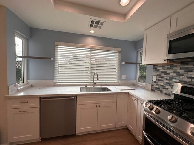 Foto del edificio - Beautiful 4-Bedroom Home located in one of most desirable neighborhoods