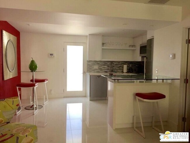 Foto del edificio - 562 S Indian Canyon Dr