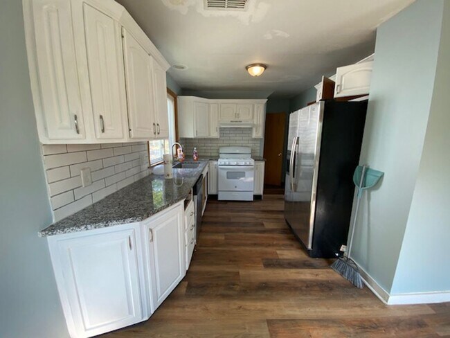 Foto del edificio - Freshly Renovated 4BR with Big Backyard Vibes
