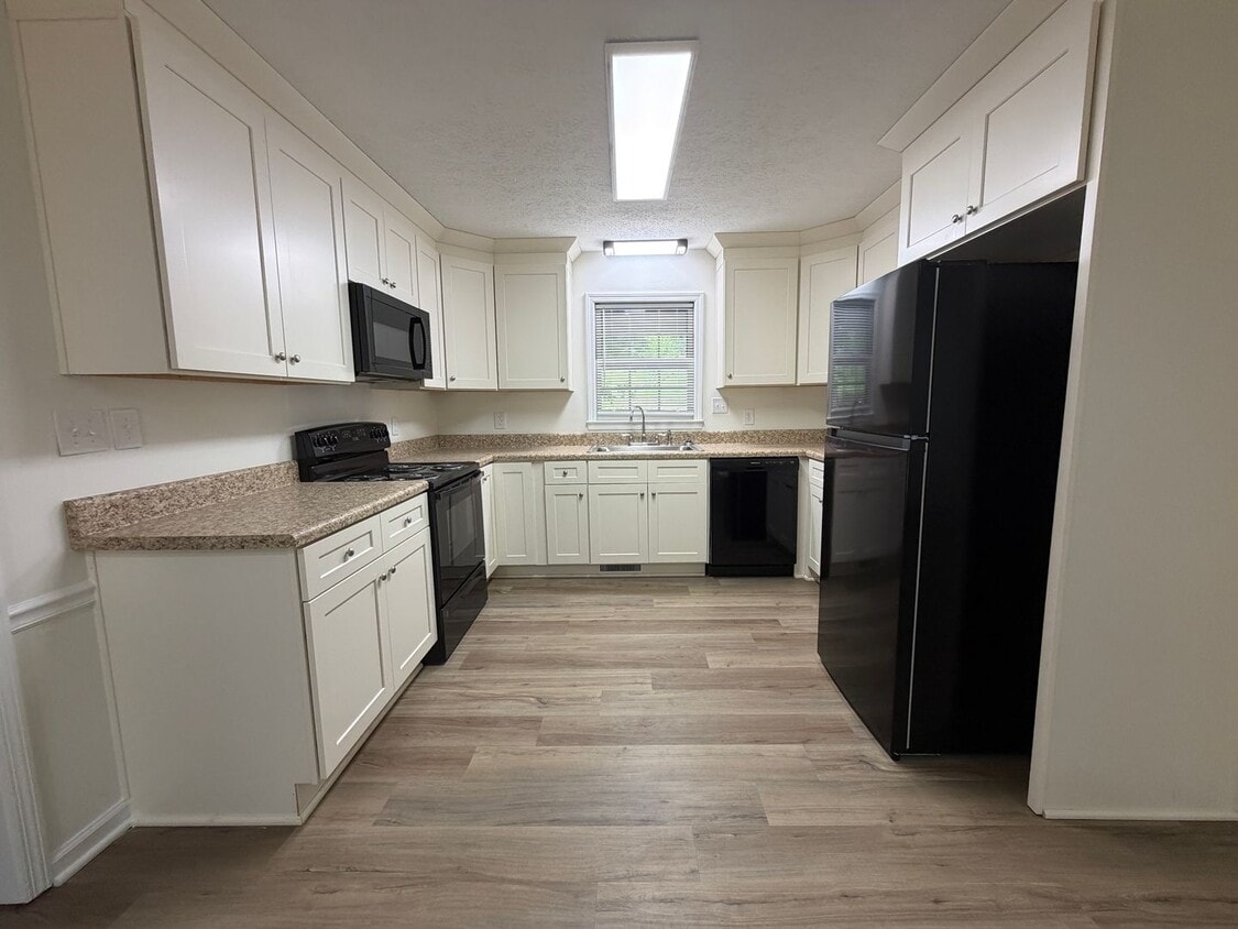 3-Bedroom, 2.5-Bath House on Spacious Lot in west Athens, GA - 3-Bedroom, 2.5-Bath House on Spacious Lot in west Athens, GA