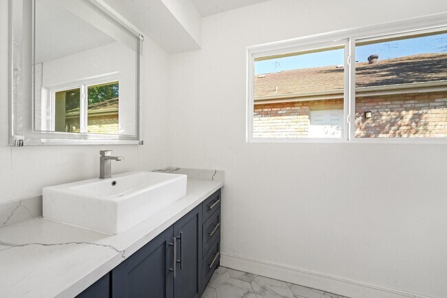 Building Photo - 10710 Shawnbrook Dr