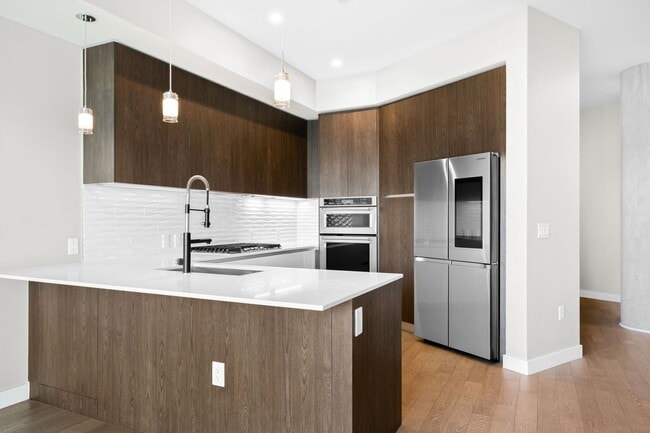 Foto del edificio - 6th Floor 1BD, 1.5BA Condo at the Lakehouse off Sloan's Lake