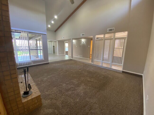 Foto del edificio - Newly Updated 2 Story Duplex