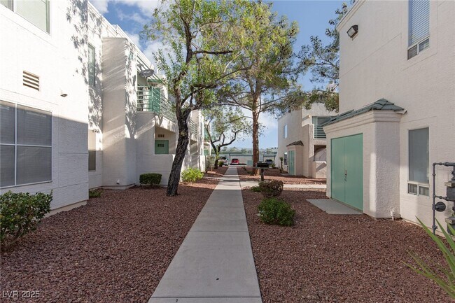 Foto del edificio - 7100 W Pirates Cove Rd