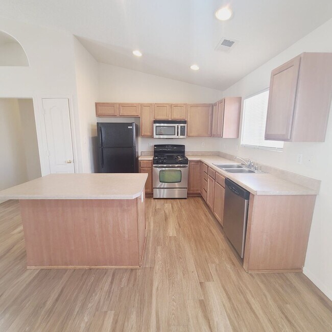 Foto del edificio - 3 bed 2 bath home with an office off the l...