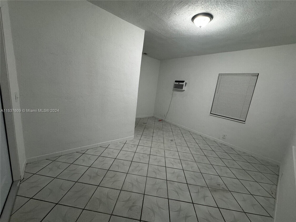 Building Photo - 1060 NW 116th St