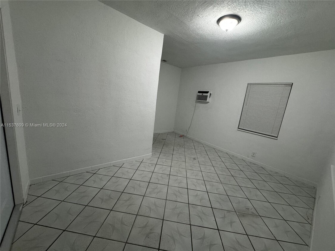Foto del edificio - 1060 NW 116th St
