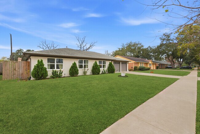 Foto del edificio - 5807 Ettrick Dr