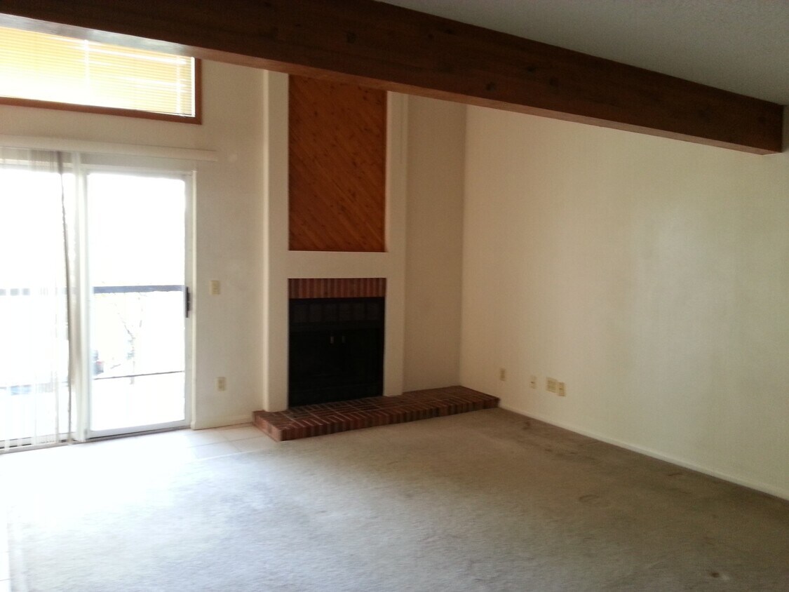 Spacious with sky light and loft! - Spacious with sky light and loft!