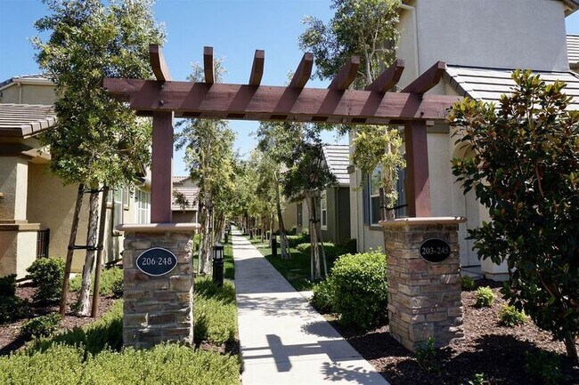 Building Photo - 239 W Santa Cruz Way