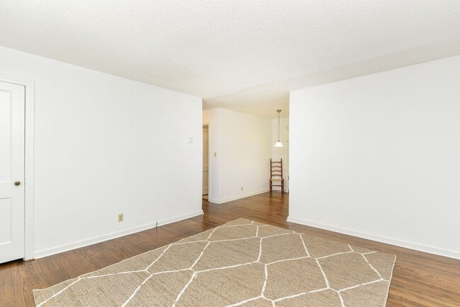 Building Photo - Condo / Burlington