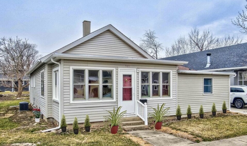 Primary Photo - 521 Adams St