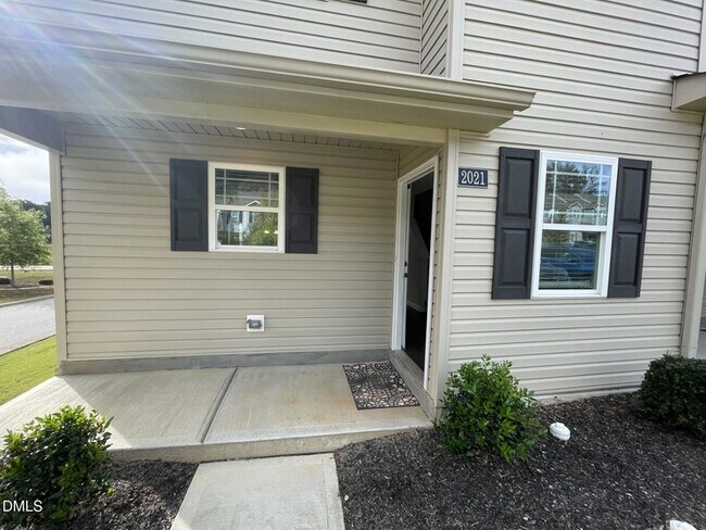 Foto del edificio - 2021 Wiggins Village Dr