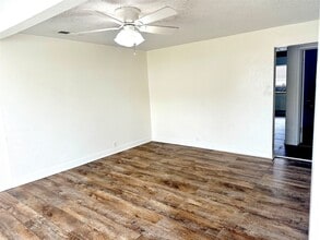 Building Photo - 1005 Avenue E 1/2