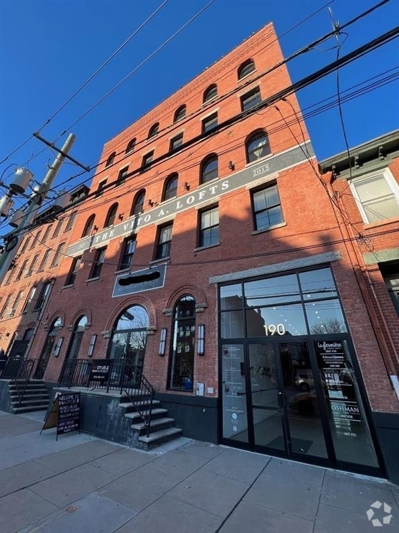 Building Photo - 190 Christopher Columbus Dr