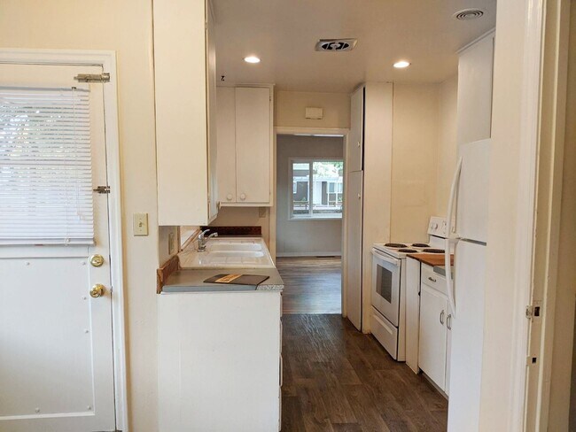Building Photo - West University 4 bed/2 bath house with fe...