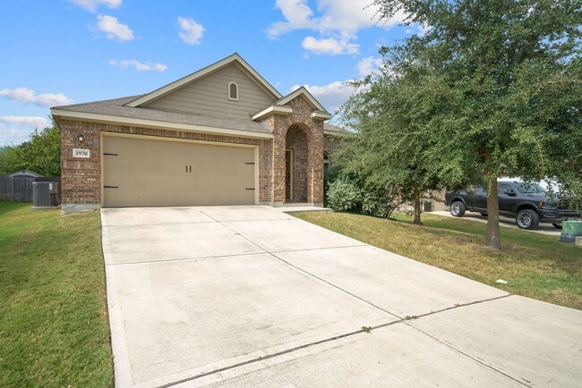 Building Photo - Charming Home Awaits: Spacious & Modern Li...
