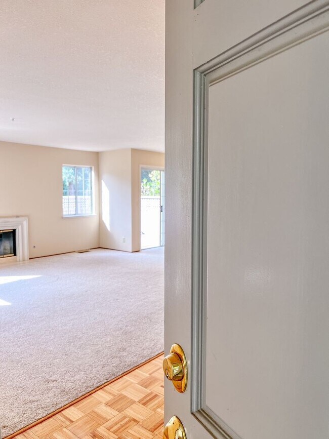 Foto del edificio - Beautiful Three Bedroom Valley Club Circle Condo in Gated Community