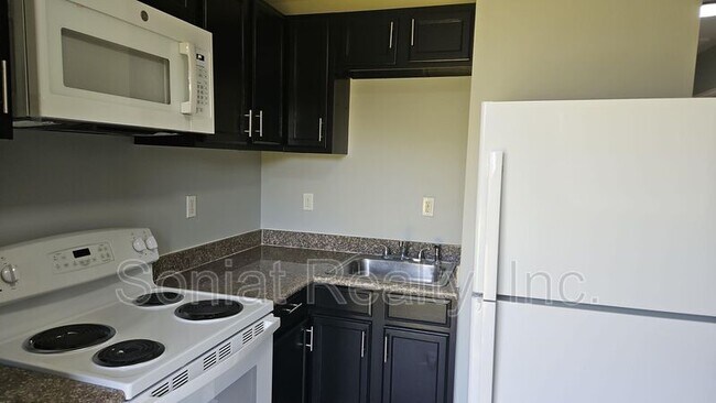 Building Photo - 924 Deslonde St