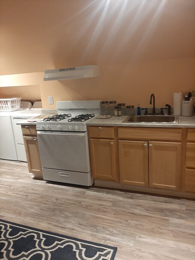 Foto del edificio - 4124 Johnson Branch Rd