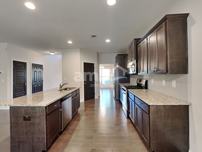 Foto del edificio - 1300 Victoria Walk Ln
