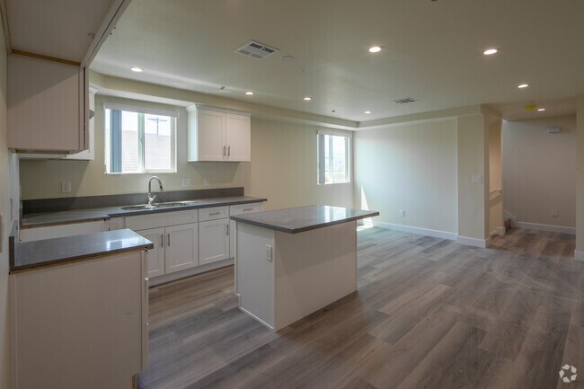 5HAB, 5BA - 1.943SF - 1820 Orchard Ave