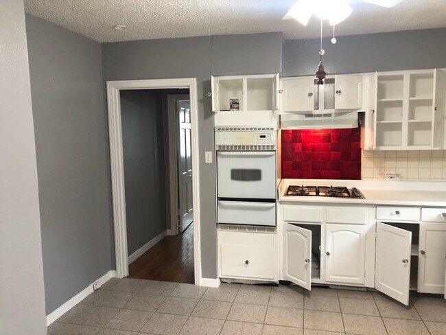 Foto del edificio - 136 W Ridgewood Ct
