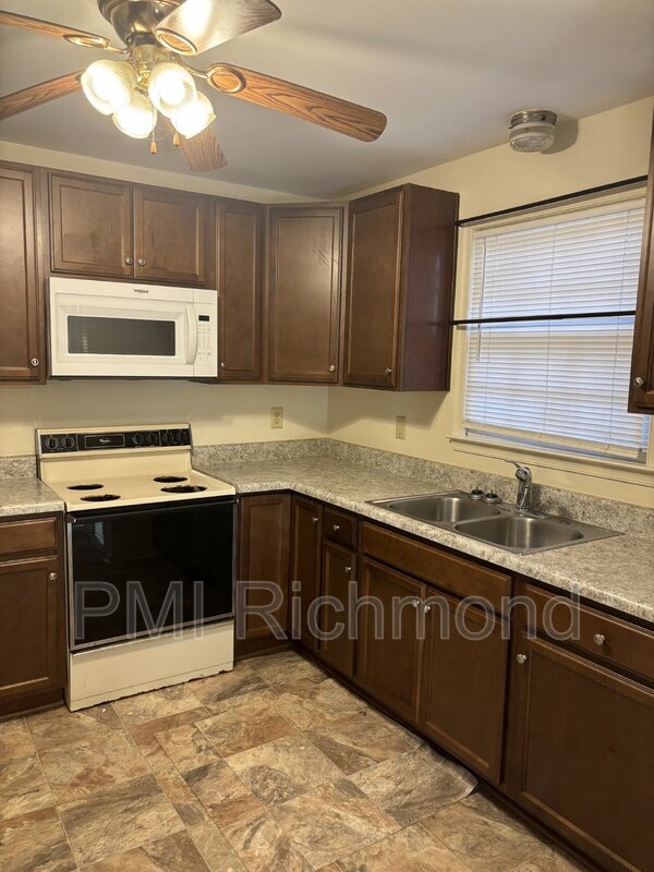 Building Photo - 9412 Greatbridge Rd