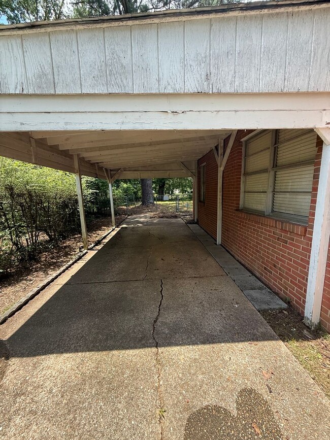 Building Photo - 1826 Pinecrest Dr