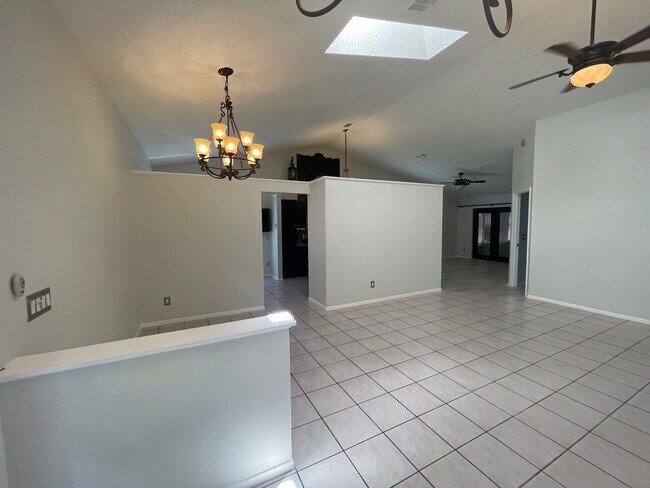 Building Photo - 450 Queensbridge Dr