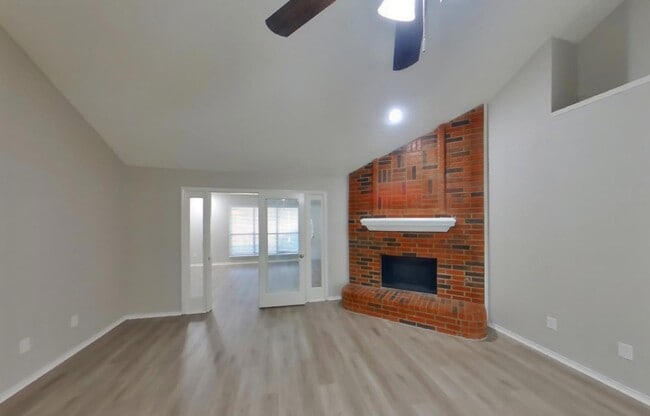 Building Photo - Inviting 3-Bedroom Home with Lush Garden & Natural Light