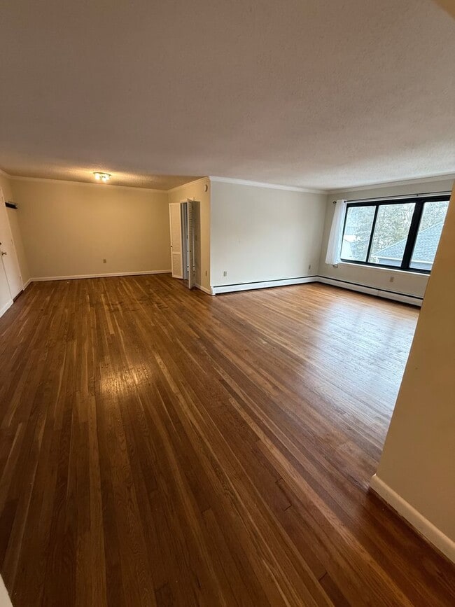 Building Photo - Concord Condo - Heat and Hot Water Included!