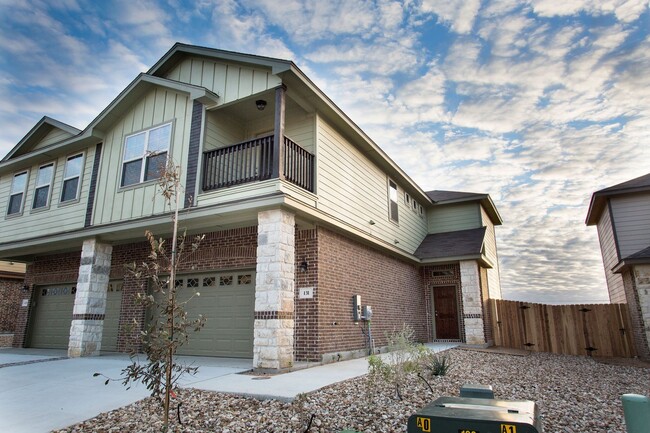 Building Photo - Beautiful 3 Bedroom Luxury Townhome, Kyle, Texas!